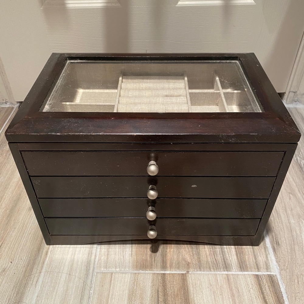 Jewelry box